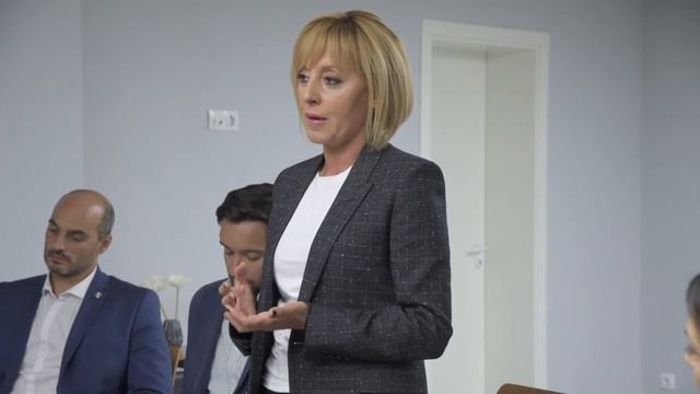 Мая Манолова участва в дебат, организиран от Националния младежки форум смотреть онлайн