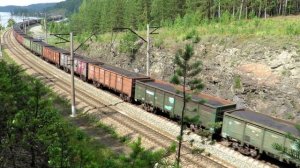 Два электровоза тянут поезд с углем 2ЭС6 «Синара»