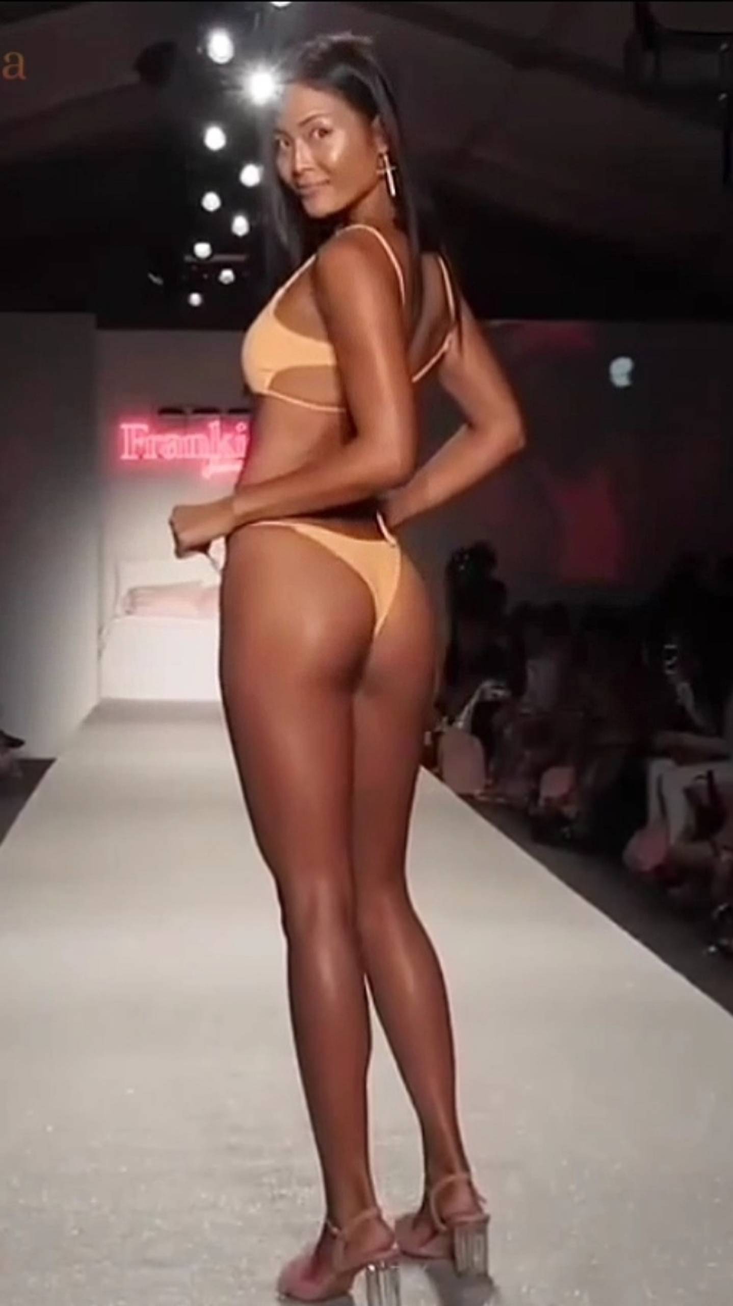 Одного 🥰 Девушки в бикини 💐 смотреть онлайн