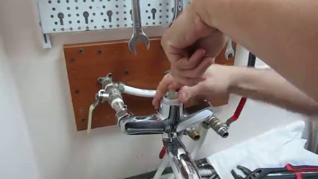 Замена картриджа на примере смесителя "Сириус" для ванны часть №2 смотреть онлайн