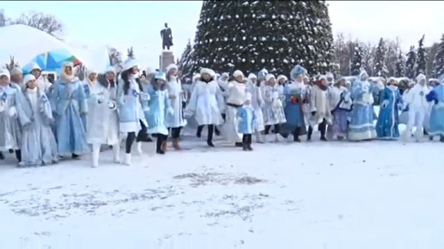 Парад Снегурочек в Ульяновске смотреть онлайн