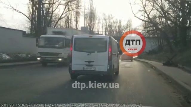Корейское такси разбилось о Украинский бордюр! Киев. Отрадный проспект. Стремительный полет. смотреть онлайн