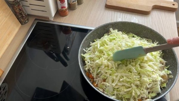 Готовим вкусную ТУШЕНУЮ КАПУСТУ с куриными КРЫЛЫШКАМИ.