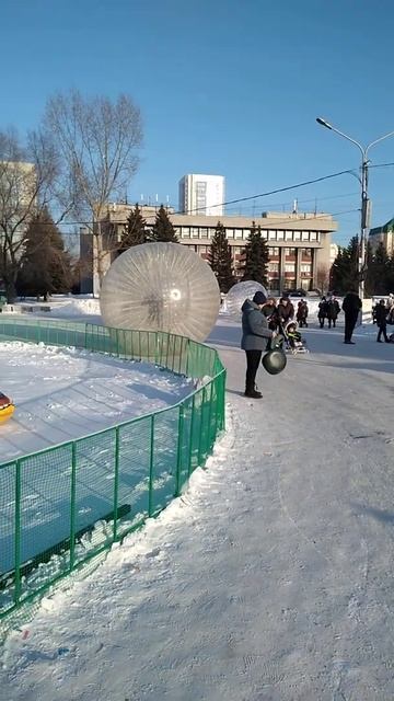 Катание на банане зимой. Аттракцион. Новокузнецк. #shorts. #короткое_видео. смотреть онлайн