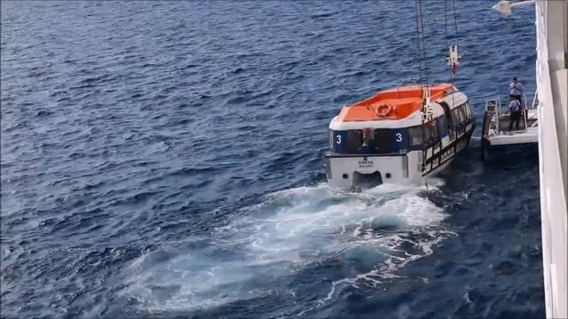 Oceania Sirena: Mooring of the tender (Швартовка тендера) смотреть онлайн