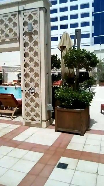 Бассейн в отеле Новотель в Дубае смотреть онлайн