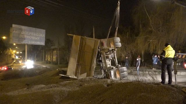 В Мариуполе перевернулся зерновоз смотреть онлайн