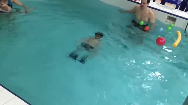 Ребёнок плывёт в ластах смотреть онлайн