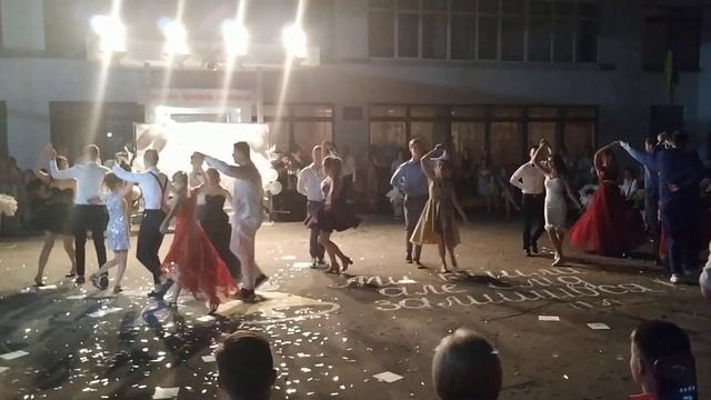 Выпускной вальс Днепр Средняя школа 63, 27.06.2019 с феерверком смотреть онлайн