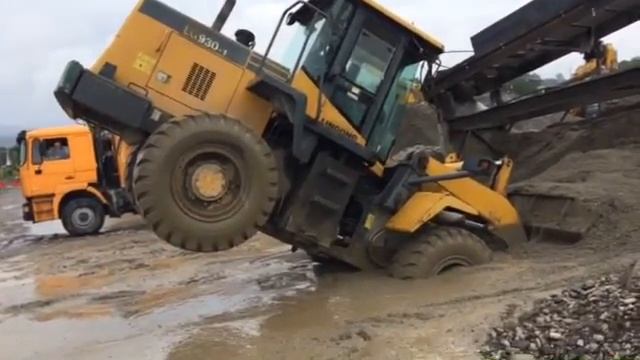 погрузчик в работе. Экстим Адлер смотреть онлайн