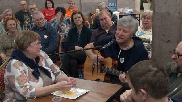 "Крутится вертится шар голубой" (Вариант: "Крутится вертится шарф голубой") Исполняет Борис Рощин смотреть онлайн