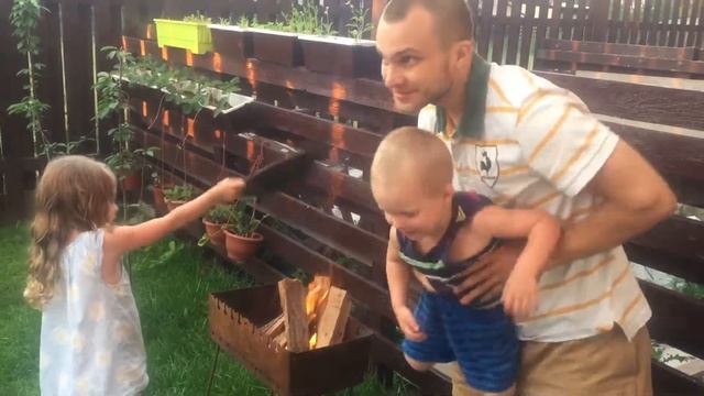 Дети разжигают костёр смотреть онлайн