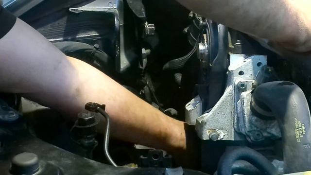 Byte av kamrem och vattenpump på Volvo v70 смотреть онлайн