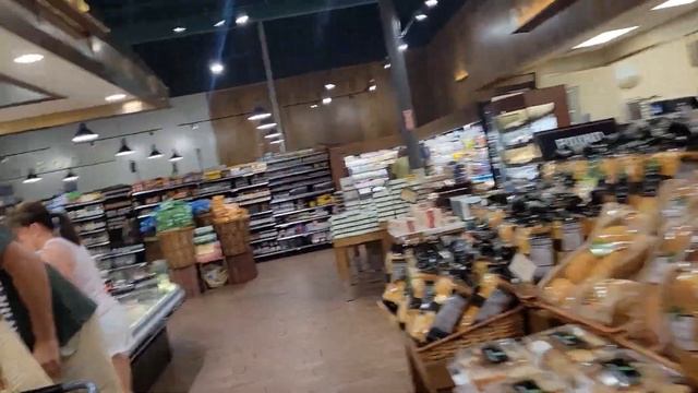 Вожу маму из Казахстана по магазинам и кафе в Америке. А ей не нравится смотреть онлайн