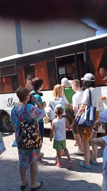 Санаторий Славутич в Алуште, автобус везёт отдыхающих по бесплатным путёвкам на море. смотреть онлайн