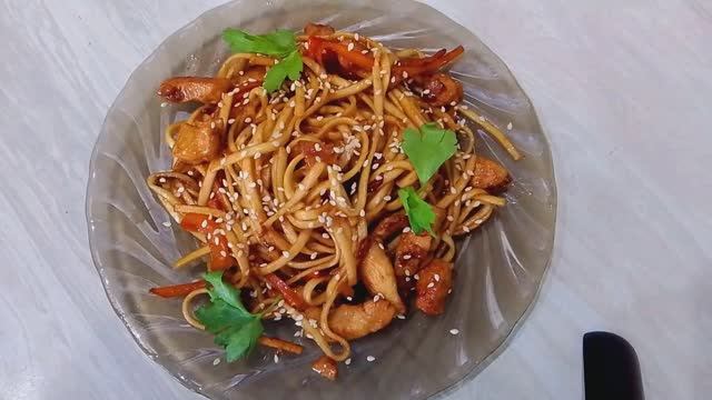 Вкусный удон с курицей и овощами!
