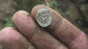 Нашел россыпь серебрянных монет в старом лесу #клад #коп #металлоискатель