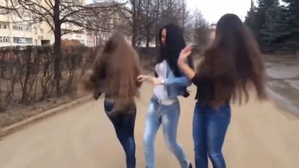 Красивые Девушки Танцуют на улице.