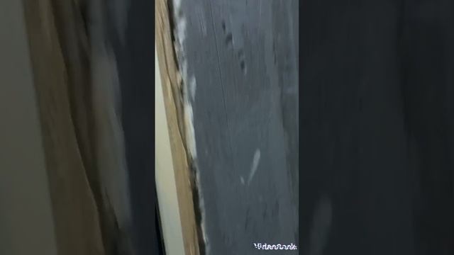 Облицовка стены санузла керамогранитом. День 2 смотреть онлайн