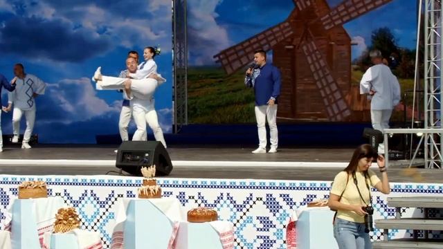 "А на гары мельніца" - арт-группа "Men's Qvattro" & танцевальный ансамбль "Янаўцы" (2022) смотреть онлайн