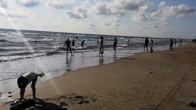 Полный пляж народу 30 сентября 2019 смотреть онлайн