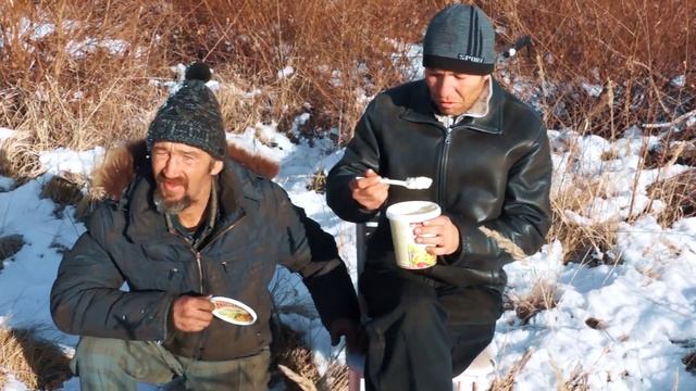 КАК ПОДГОТОВИТЬСЯ К ЗИМЕ ЕСЛИ ТЫ БОМЖ/ Серега чечен и Александ Калорийный - урок выживания зимой смотреть онлайн