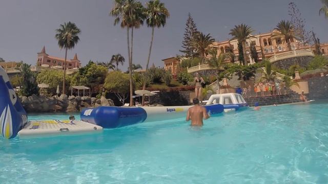 Бассейн в Gran Hotel Bahía del Duque Resort на Тенерифе смотреть онлайн