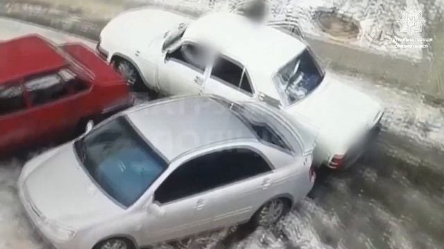 У Сумах розшукали водій, який наїхав на припарковану автівку смотреть онлайн