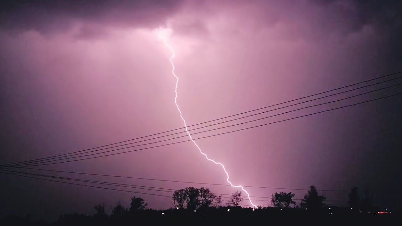 первая весенняя гроза, гром и молния сверкает на закате дня. можно отправляться плавать и купаться смотреть онлайн