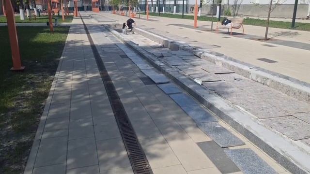 Театральный сквер принят, а фонтан «Каскадный ручей» в нем пока так и не зафонтанировал. Более того,