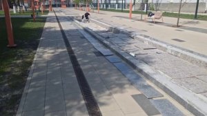 Театральный сквер принят, а фонтан «Каскадный ручей» в нем пока так и не зафонтанировал. Более того,