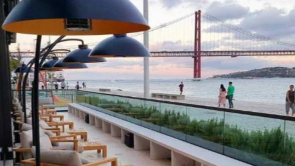 Прибор света и тепла 240425 для уличных кафе, гостиниц, для комфортного отдыха гостей