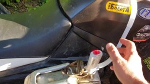 как залить бензин из полной канистры не поднимая ее ?