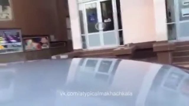 Что за шакал руку так поднимает на женщин смотреть онлайн