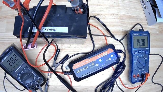 UPLUS LC 2258, 4A Smart Car Battery Charger, 12V and 6V Automotive Charger Review, Runs warm but смотреть онлайн