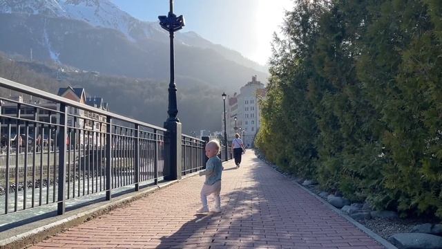 Детская площадка на Розе Хутор, наглые дети, итальянский ресторан, катаемся на карусели | 130 смотреть онлайн