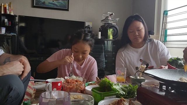 Мини Влог пришли наши родственники покушали мы мясо а потом мы поехали гулять и играть бадминтон смотреть онлайн