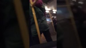 Пьяная в хлам девушка хочет выйти