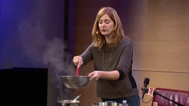 Melissa Clark makes Chocolate Bark with Pomegranate Seeds and Candied Bacon смотреть онлайн