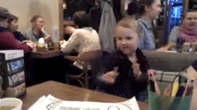 Не знаете чем заняться ожидая заказ в кафе? смотреть онлайн