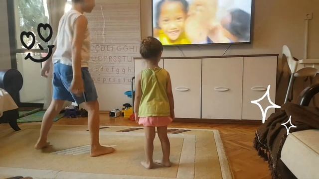 Дети танцуют дома в ковидные дни🕺🏼💃  Funny Kid Video #kidssong #childvideo