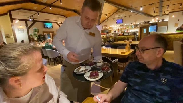 Угощают в ресторанчике , презент , самый лучший ресторан Рязани , рекомендую очень вкусно и приятно смотреть онлайн