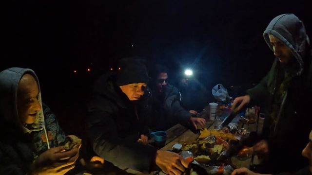 КЕМПИНГ В ДОЖДЬ , ПОХОД НА МЕДВЕДЯ | НОЧЬ В ЛЕСУ смотреть онлайн