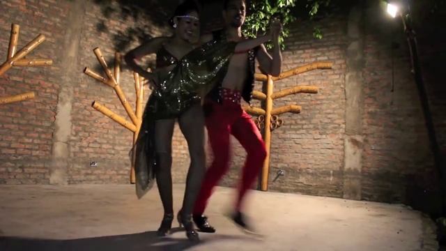 FOREIGNER GRINGO DANCES A SALSA SHOW IN CALI COLOMBIA смотреть онлайн