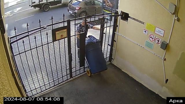 гостиница помои через жилой двор. ломают ворота и калитку смотреть онлайн