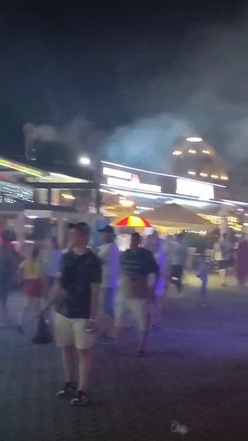 Круто отдыхаем.Море народу.Набережная у Торнадо.Архипо-Осиповка.Море.Отпуск.Кайфуем.Люди. смотреть онлайн