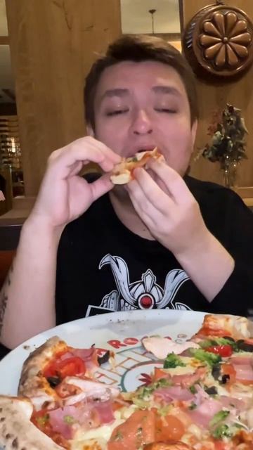 Мукбанг пицца Руслан Гительман поедает пиццу вкусная-аппетитная пицца 🍕 смотреть онлайн
