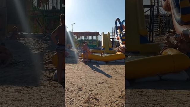 Обзор пляжа на Федотовой косе Кирилловка 2021 пока ещё без медуз смотреть онлайн