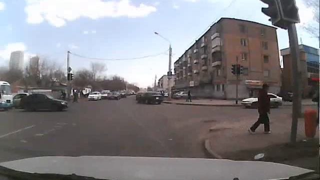Придурок пролетает на красный свет смотреть онлайн