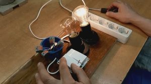 Вторая клавиша зажигает свет только при включенной первой.